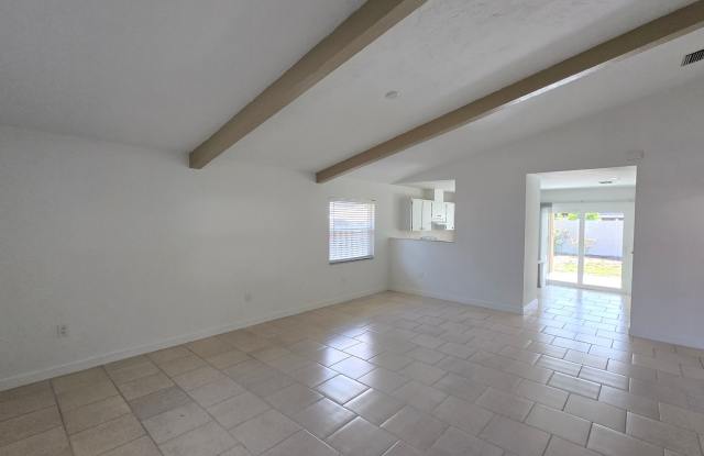 Charming 2BR/2BA + 1 car garage with Large Backyard in Sarasota Gallery 4