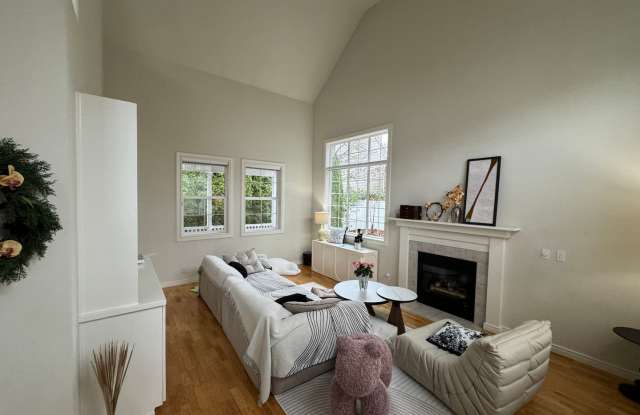 Beautiful 3 Bedroom/ 2.5 Bath Home- available NOW Gallery 3