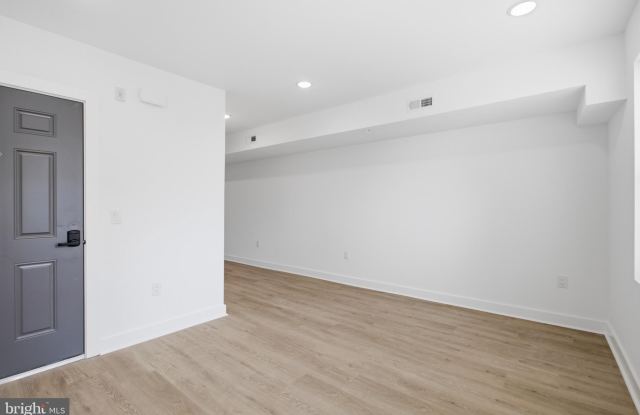 2216 N FRANKLIN Street Gallery 3
