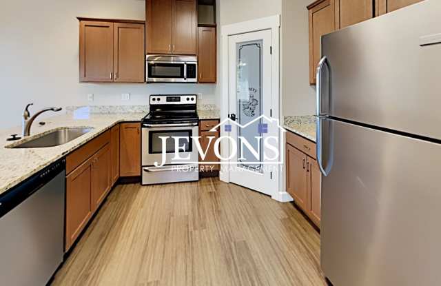 Spacious duplex with master bedroom, backyard, and 2-car garage – Minutes from Yakima Valley College photos photos