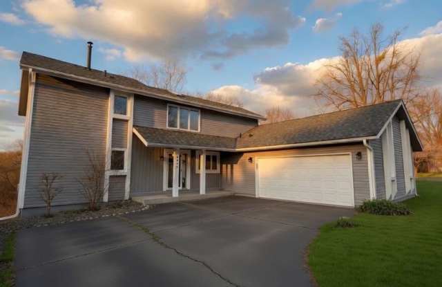 Entertainers dream in the heart of Eden Prairie! 3000+sf, updated, beautiful yard!! Gallery 4