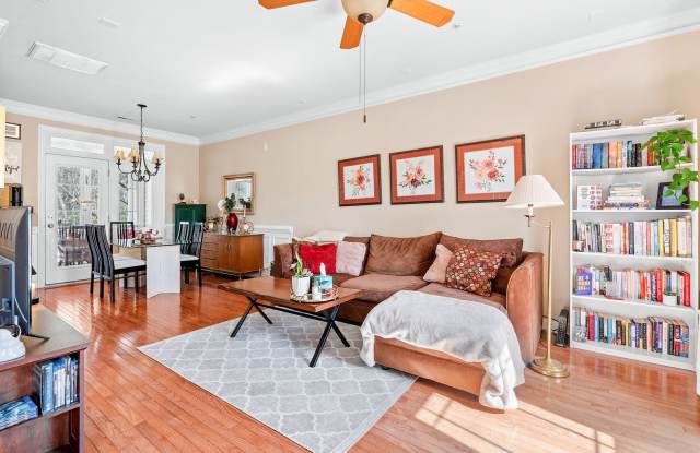 Beautiful 2 bedroom 2.5 bath Townhome w/Garage photos photos