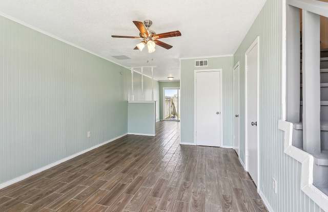 Completely Renovated 2BR/1.5BA Townhouse - Vouchers Accepted Gallery 3