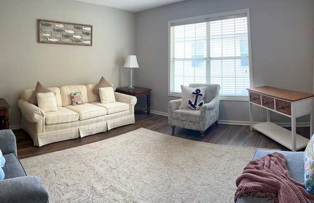 Fully Furnished 1 bed/ 1 bath Island Square Condo Gallery 4