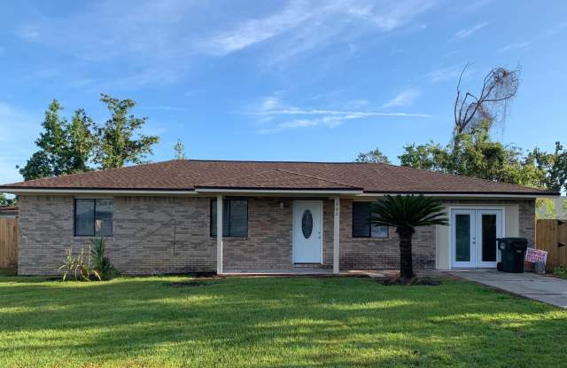 Charming 3Bed/2Ba Home, Conveniently Located in Lynn Haven! *1/2 OFF Security Deposit for Active-Duty Military!* photos photos