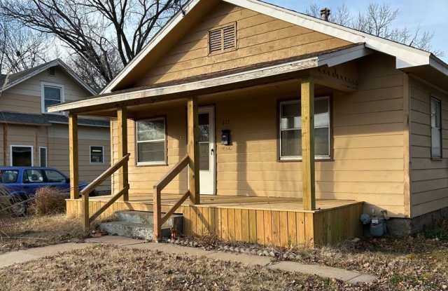 Beautiful 2 bedroom 1 bath house with garage! - 117 East 23rd Street, Pittsburg, KS 66762