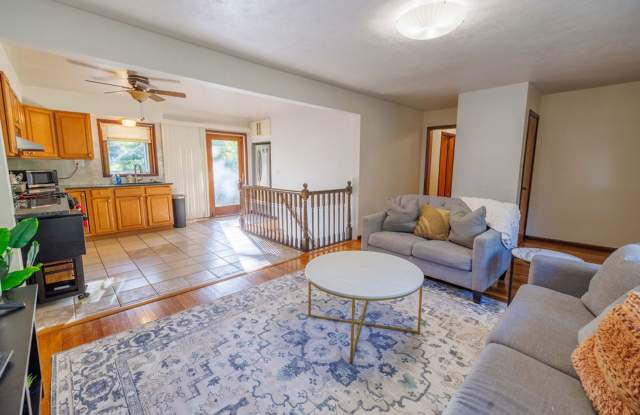 Fully furnished 4BR-2BA on 8th St Gallery 4