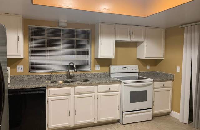 Conveniently Located 4/2 with Fenced Backyard in Winter Springs! Gallery 3
