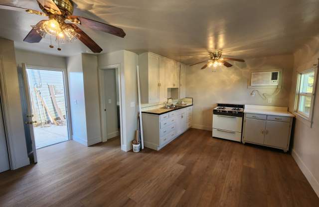Cozy Studio - 555 Wallis Avenue, Gustine, CA 95322