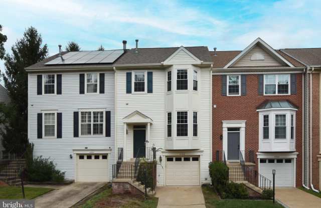 47616 COMER Square Gallery 1