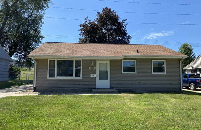 1010 18th St. SW - 1010 18th Street Southwest, Cedar Rapids, IA 52404