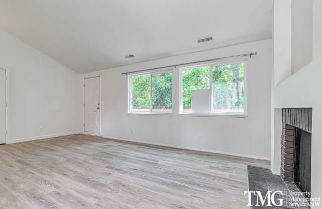 Amazing Open concept Condo in a secluded community! W/S/G Included!!! photos photos