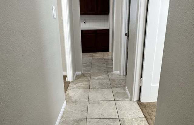 LARGE 1 BEDROOM 1 BATH UPSTAIRS UNIT READY FOR MOVE IN! Gallery 4