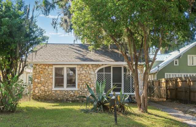 Half Off! 1 Bedroom, 1 Bathroom Home for Rent in Zephyrhills! - 5353 10th Street, Zephyrhills, FL 33542