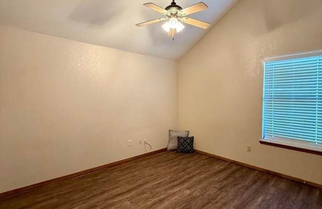 Spacious 3 Bed/2 Bath Home with Bonus Room in Moore Gallery 1