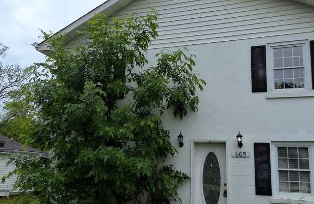 Maryville 37804 - 1 bedroom, bath in duplex, bottom unit - Contact Sharon Arnwine (865) 313-7215 photos photos