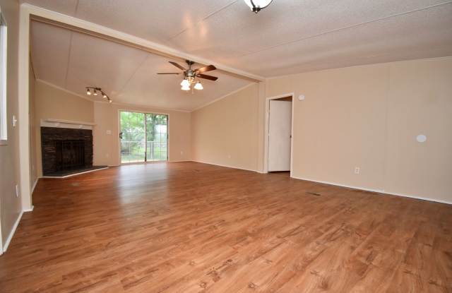 Spacious 3 Bed 2 Bath Trailer Gallery 3