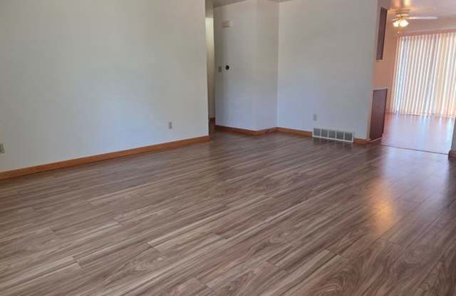 Spacious Westside 2 Bed Ranch - All Utilities Included Gallery 4