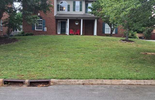 Knoxville 37931 - 4 Bedroom, 3.5 bath home with a bonus room/5th bedroom/office with a 3-car garage - Contact Sharon Arnwine - (865) 313-7215 photos photos