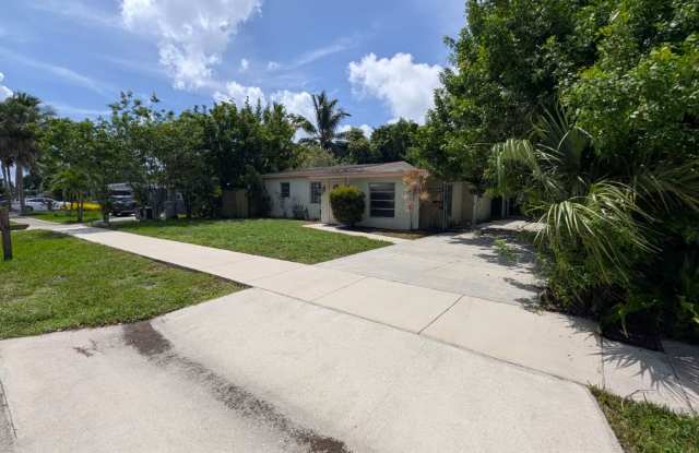 Pompano Beach Rental: 3 Bedrooms + Flexible Den - NO HOA - MOVE IN TODAY! Gallery 4
