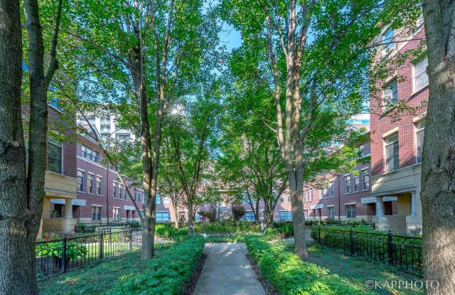 1942 S Prairie Avenue unit: 3 photos photos