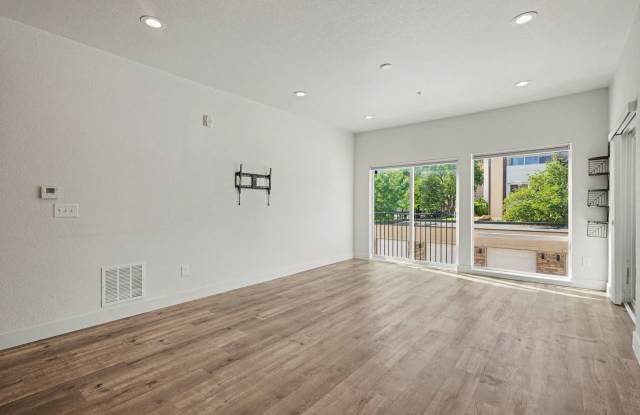 Available NOW! 2 Bedroom 2 Bath Beautiful Condo! Gallery 3