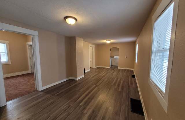 Two Bedroom, One Bathroom Home with Washer/Dryer! - 905 25th Street, Des Moines, IA 50312