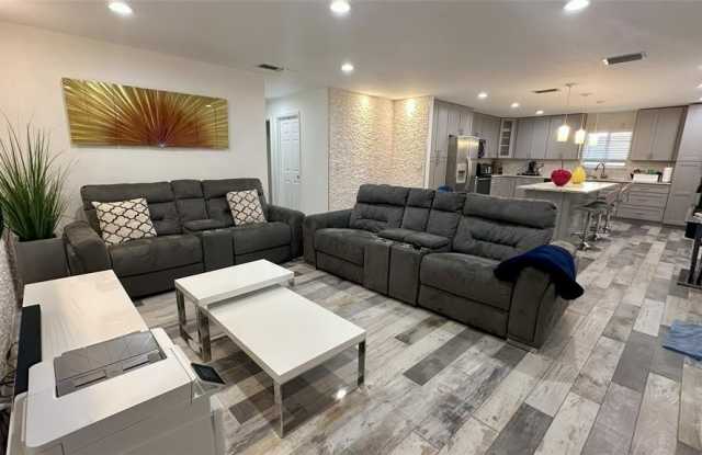 4751 NE 10 photos photos