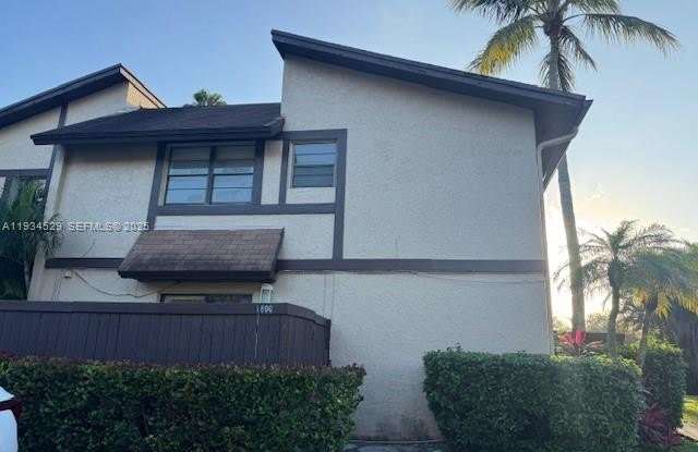 1800 Bayberry Dr photos photos