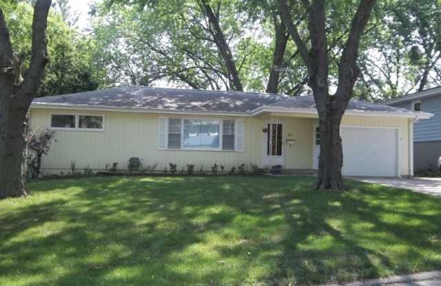 3816 Elmwood Drive Northeast - 3816 Elmwood Drive Northeast, Cedar Rapids, IA 52402