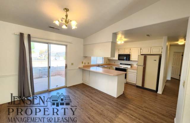 Two Bedroom Home-Community Pool Gallery 4