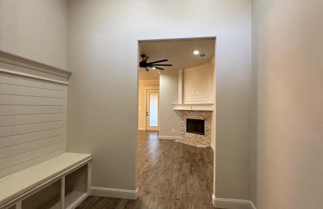 5906 Itasca Street Gallery 4