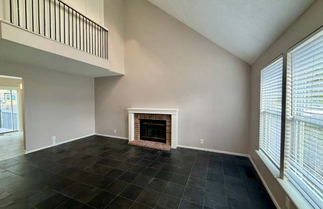{10639} Spacious Duplex in Prime Location + Finished Basement + Award Winning Blue Valley Schools Gallery 3