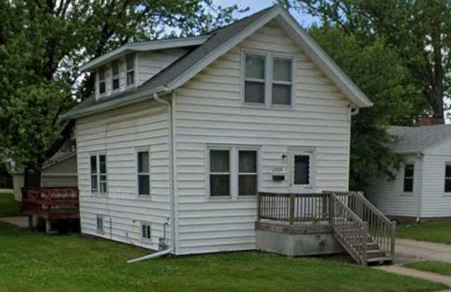 Available June 2026! 4 Bedroom House Close to Campus! - 2509 Iowa Street, Cedar Falls, IA 50613