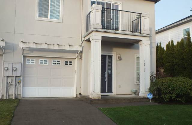 2 Bedroom Happy Valley Townhome - 13751 Southeast 149th Terrace, Happy Valley, OR 97015