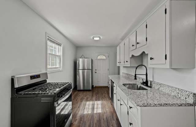 Gorgeous 2 bedroom home in Clairton available October 1st! photos photos