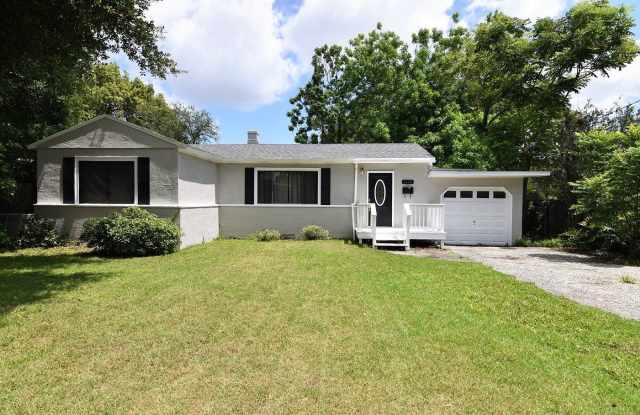 Lake Como/Lake Underhill area 2br 1ba plus BONUS ROOM, with FENCED YARD and 1 car garage! photos photos