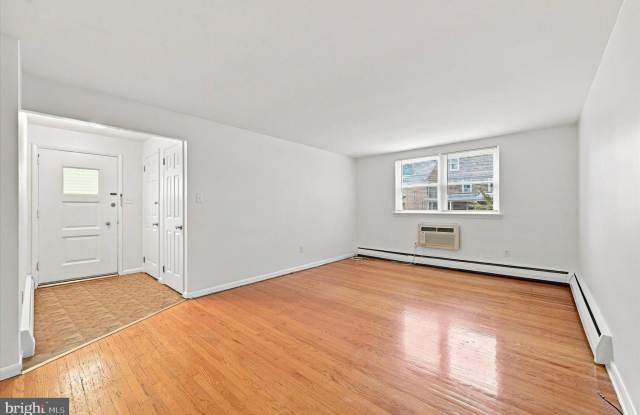 7815 QUEEN Gallery 2