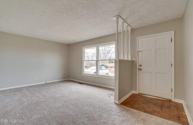 4637 Woodcliff Drive Gallery 3