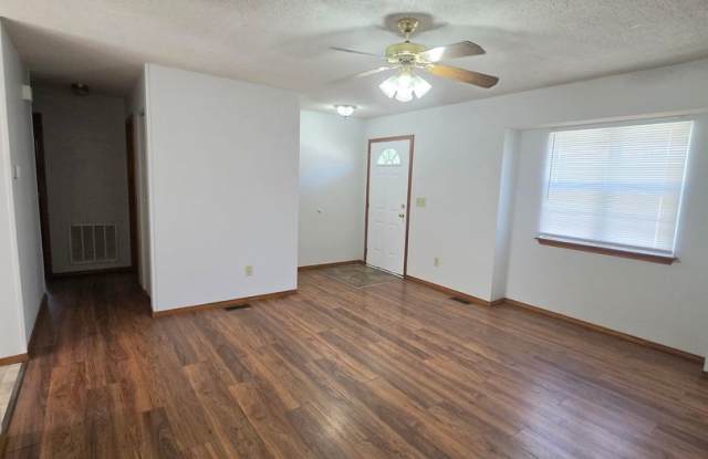 2 bed, 1 bath duplex! Gallery 4