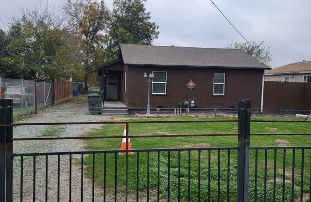 716 W Greenway Ave - 716 West Greenway Avenue, Stanislaus County, CA 95380