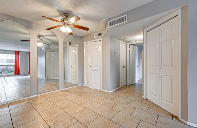 7313 Gulf Freeway Gallery 3