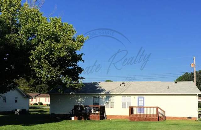 ON SPECIAL: Three Bedroom Ranch with Appliances in Columbia! Gallery 2