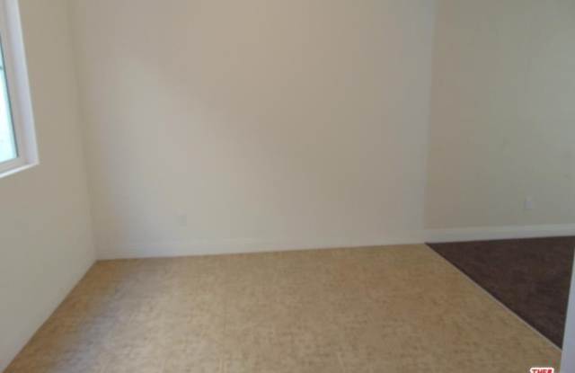10812 S Broadway Gallery 2