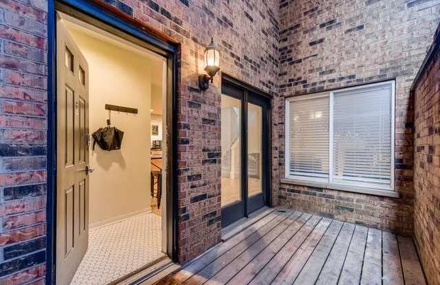 832 West BARRY Avenue - 832 West Barry Avenue, Chicago, IL 60657