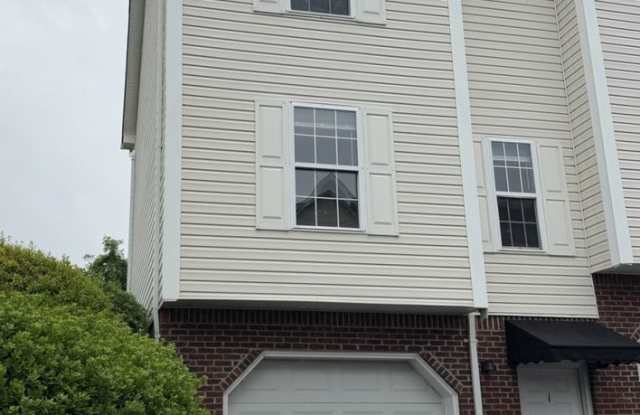 Spacious 2-Bedroom Townhouse with Garage photos photos Spacious 2-Bedroom Townhouse with Garage photos photos