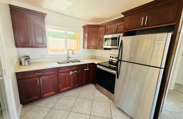 Newly Renovated 2 Bedroom / 1 Bathroom Cottage in Kahului! Gallery 3