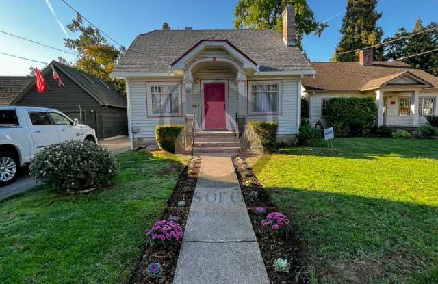 Adorable Historical Home - 1616 Center Street Northeast, Salem, OR 97301