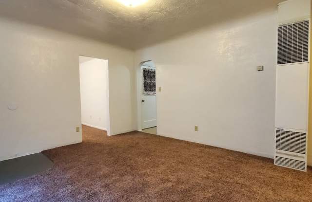 **Move in Special** Cozy 2 Bed, 1 Bath Home close to Burkhart park!! Gallery 3