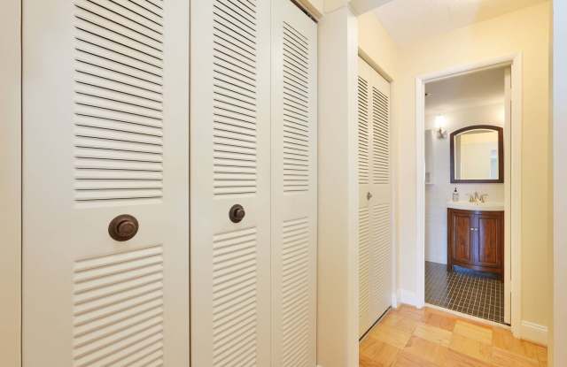 Luxury and fully updated studio in Americana Centre in downtown Rockville Gallery 4